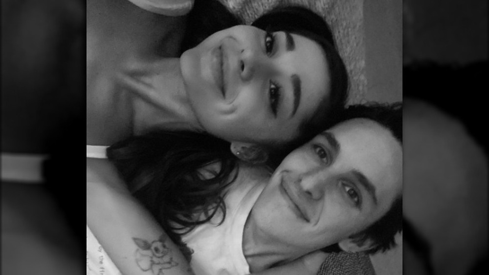 Ariana Grande et son fiancé Dalton Gomez sourient en selfie