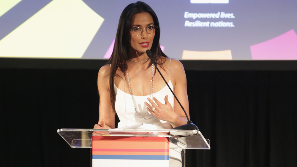 Padma Lakshmi s'exprimant lors d'un événement pour l'ONU 