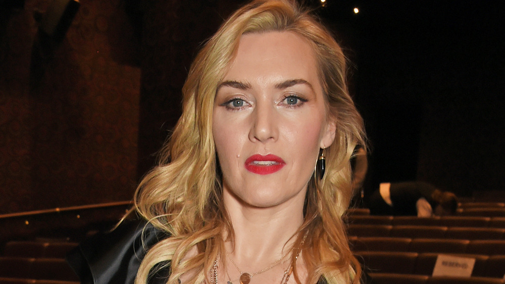 Kate Winslet regardant la caméra 