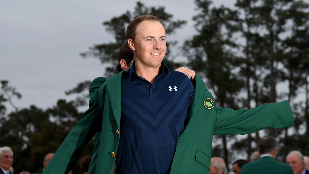 Jordan Spieth enfile sa veste verte Masters