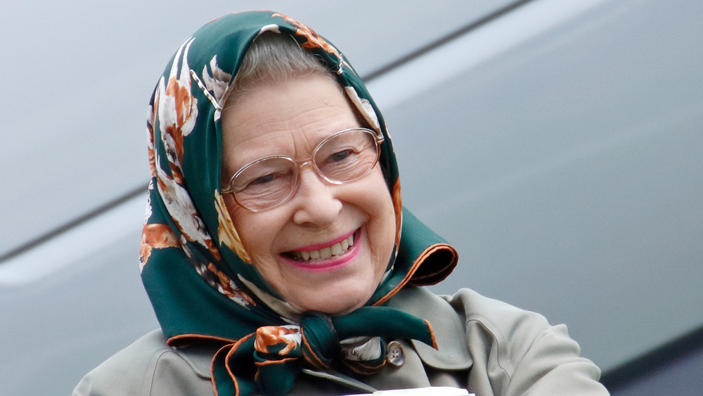 La reine Elizabeth souriant lors d'un événement