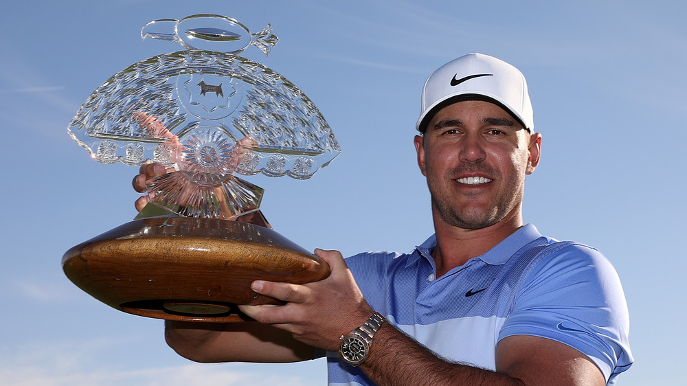 Brooks Koepka tenant un trophée