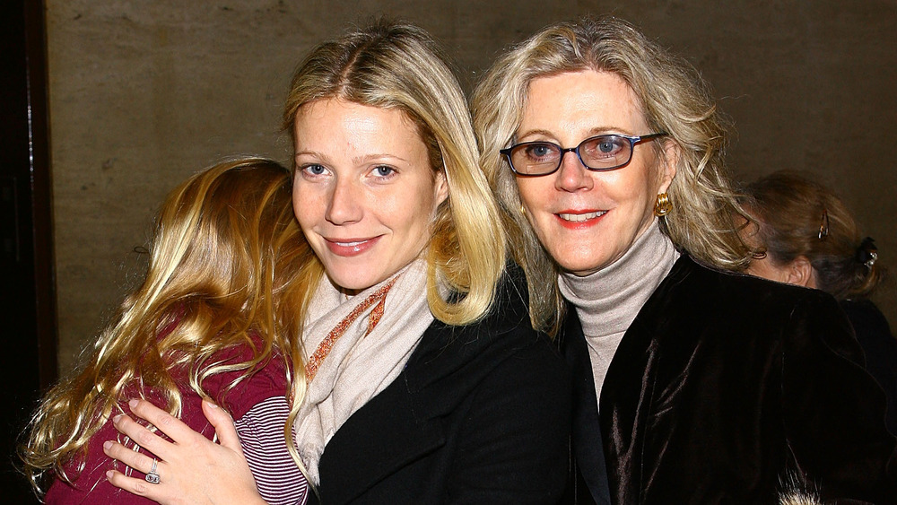 Apple Martin, Gwyneth Paltrow et Blythe Danner posant