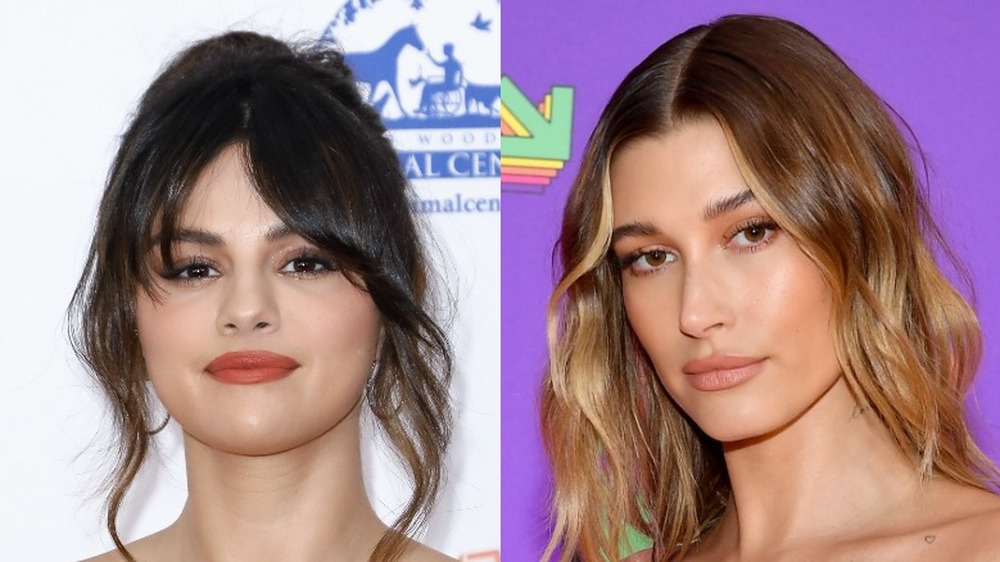 Selena Gomez et Hailey Bieber posant lors d'événements