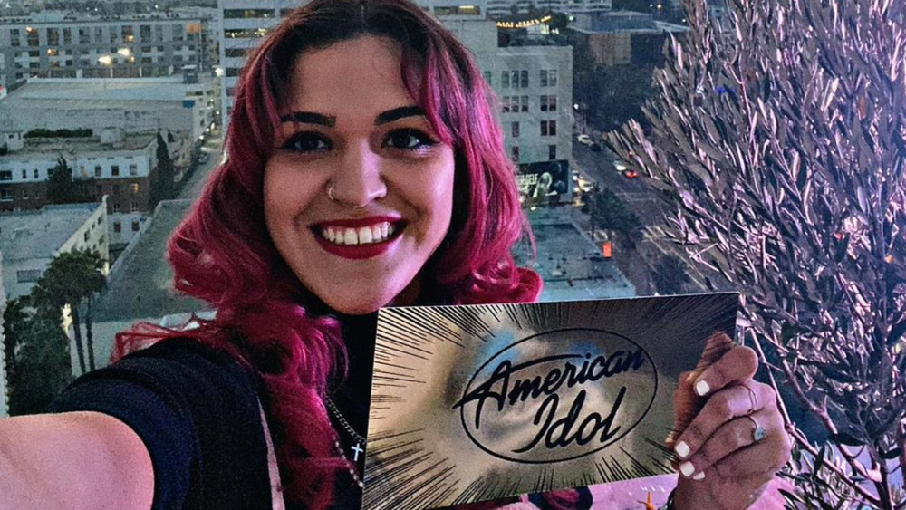 Andrea Valles tenant une carte American Idol