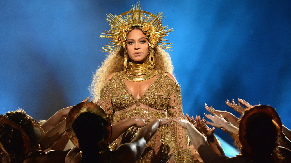 Beyonce se produisant aux Grammy Awards