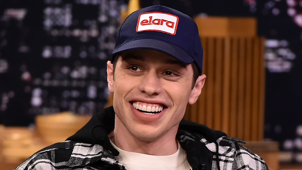 Pete Davidson souriant