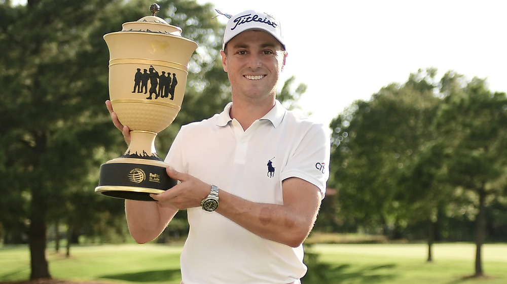 Justin Thomas tenant un grand prix 