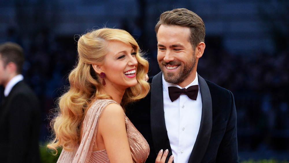 Blake Lively et Ryan Reynolds riant au gala du Met 2014