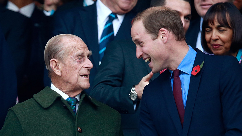 Le prince William et le prince Philip discutent