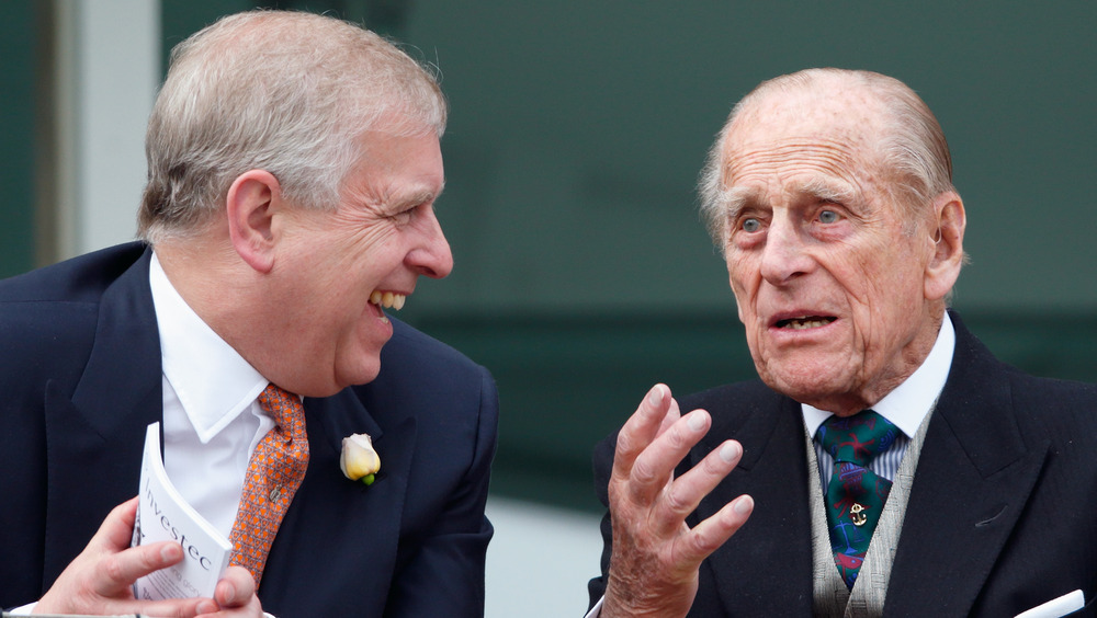 Le prince Andrew et le prince Philip parlent