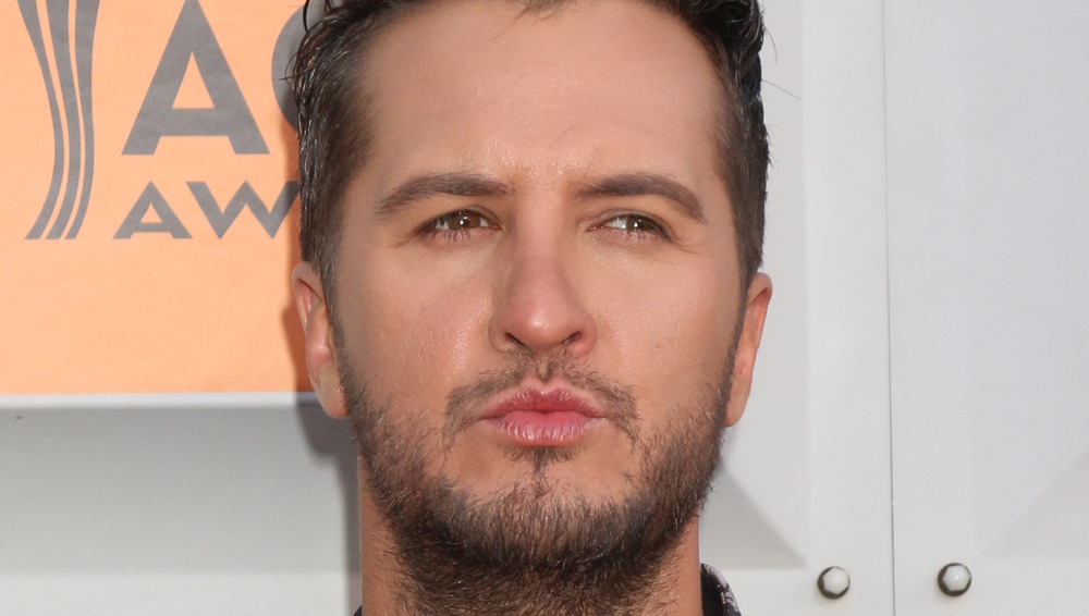 Luke Bryan fronçant les sourcils