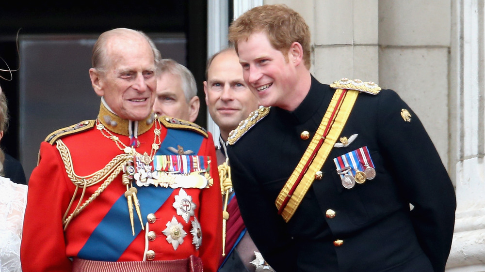 Le prince Philip et le prince Harry rient ensemble 