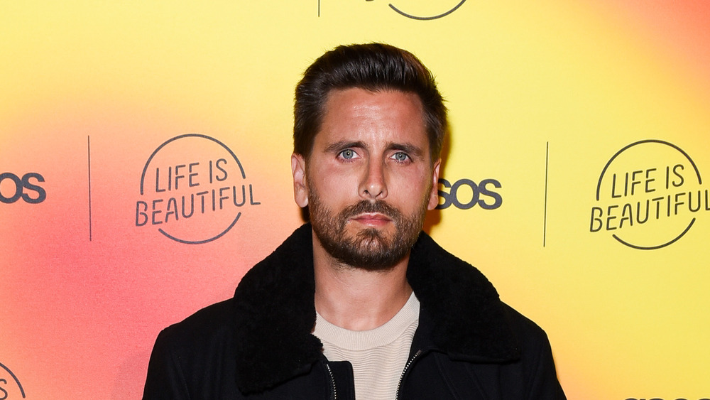 Scoot Disick pose lors d'un événement