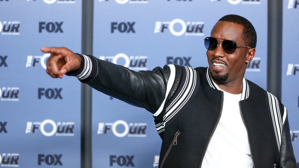 Diddy pointant hors caméra