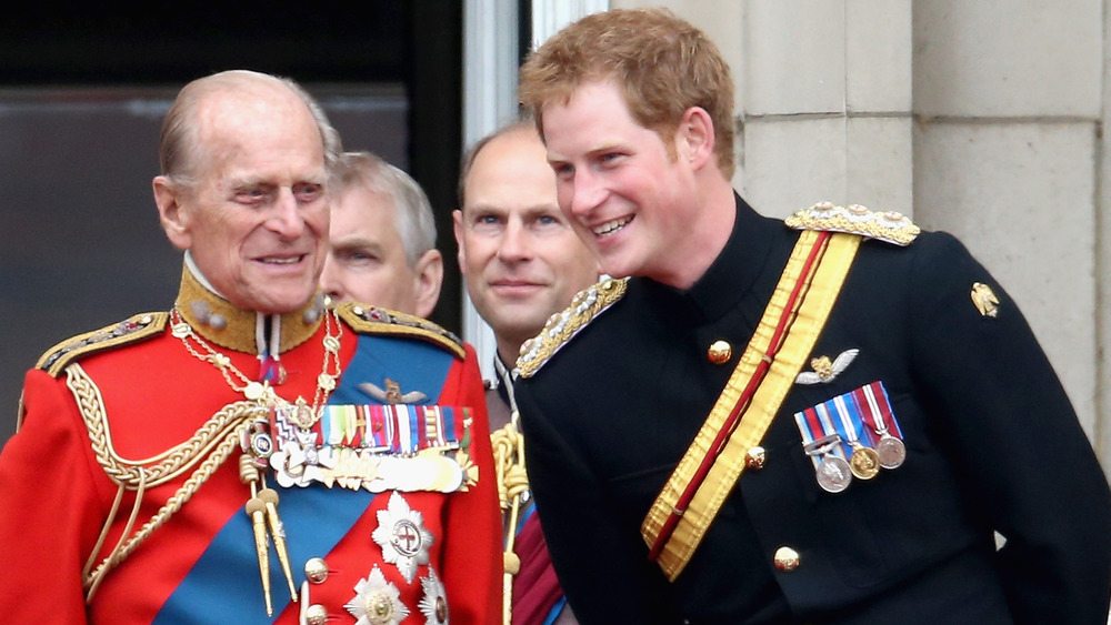 Le prince Philip et le prince Harry portant des uniformes militaires