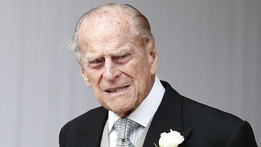 Prince Philip debout