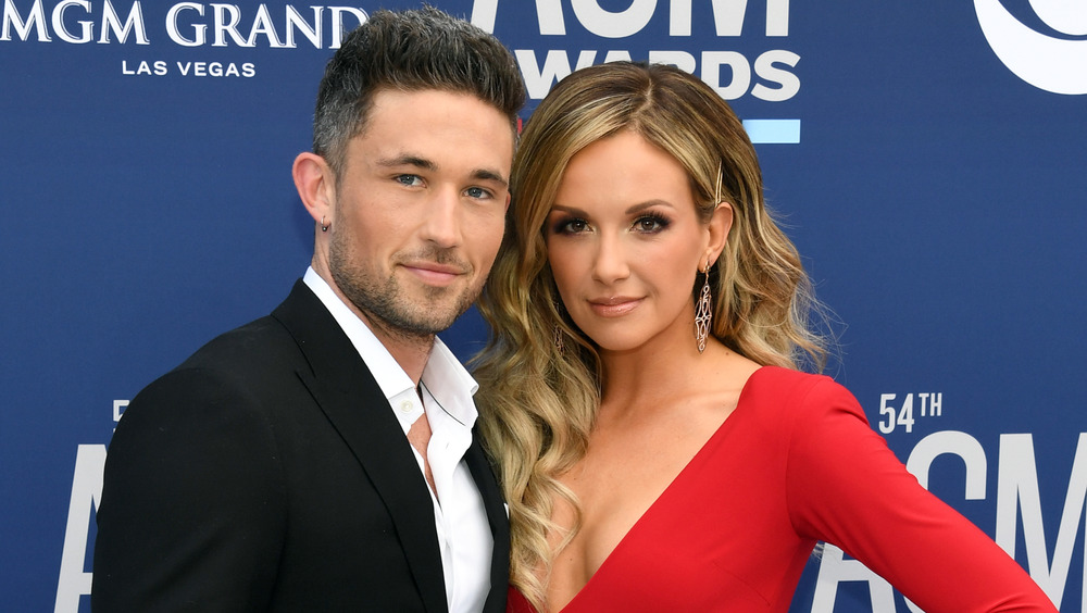 Carly Pearce et Michael Ray posant