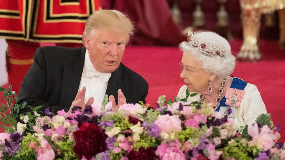 Donald Trump et la reine Elizabeth assistant à un banquet d'État