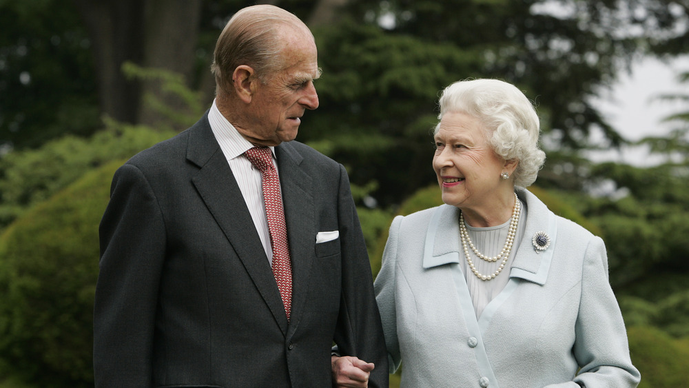 Le prince Philip et la reine marchent ensemble