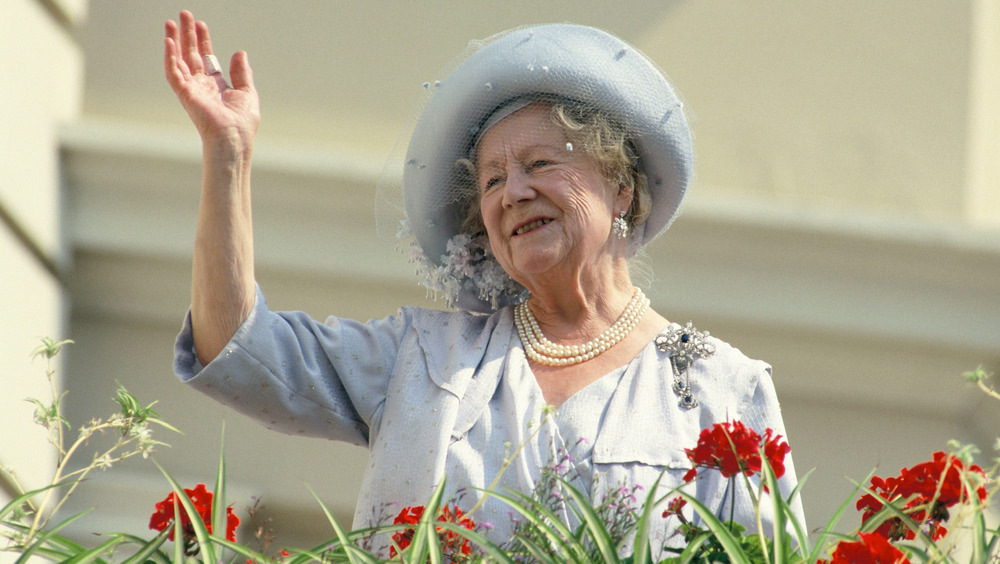 La reine mère agitant