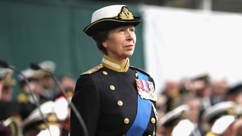 La princesse Anne assistant à une cérémonie en tenue militaire