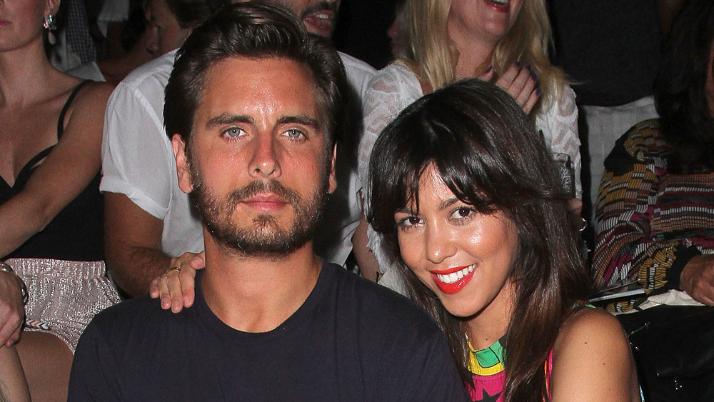 Scott Disick et Kourtney Kardashian posant avec son bras autour de son épaule