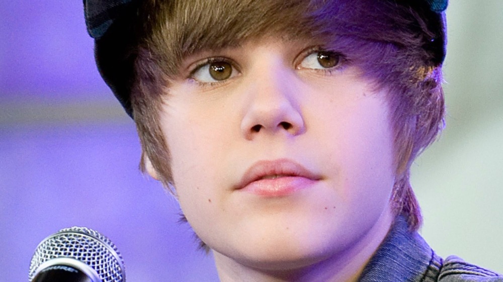 Justin Bieber joue sur scène en 2009