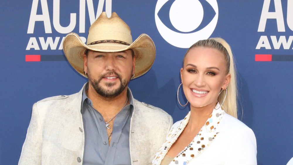 Jason Aldean lors d'un événement sur le tapis rouge avec sa femme Brittany