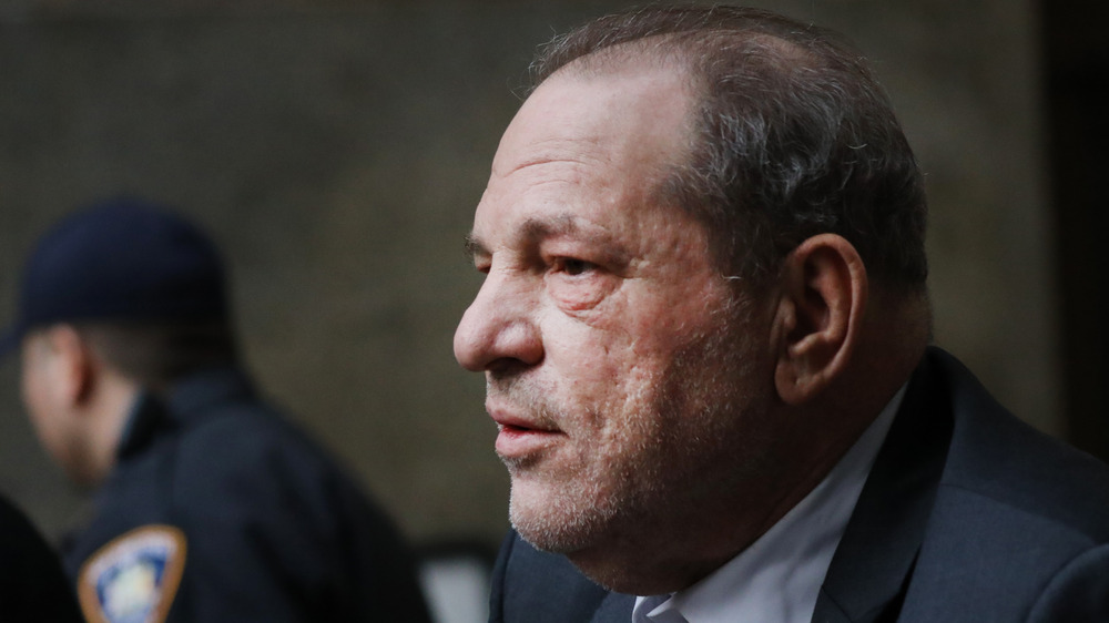 Harvey Weinstein sort d'un palais de justice de Manhattan 