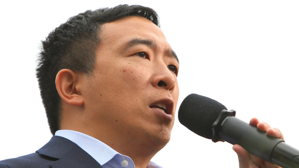 Andrew Yang s'adressant au public