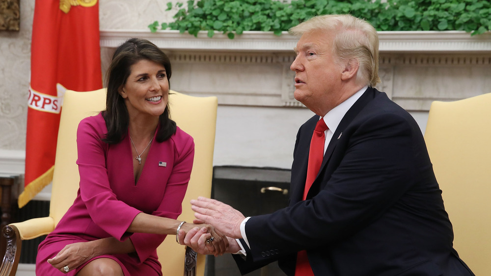 Nikki Haley et Donald Trump se serrant la main