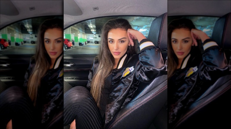 Chloe Veitch prend une pose sérieuse dans sa voiture