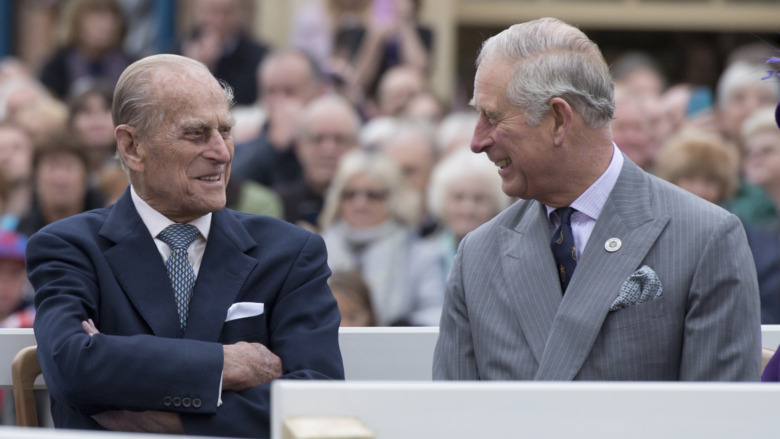 Le prince Philip parle avec le prince Charles