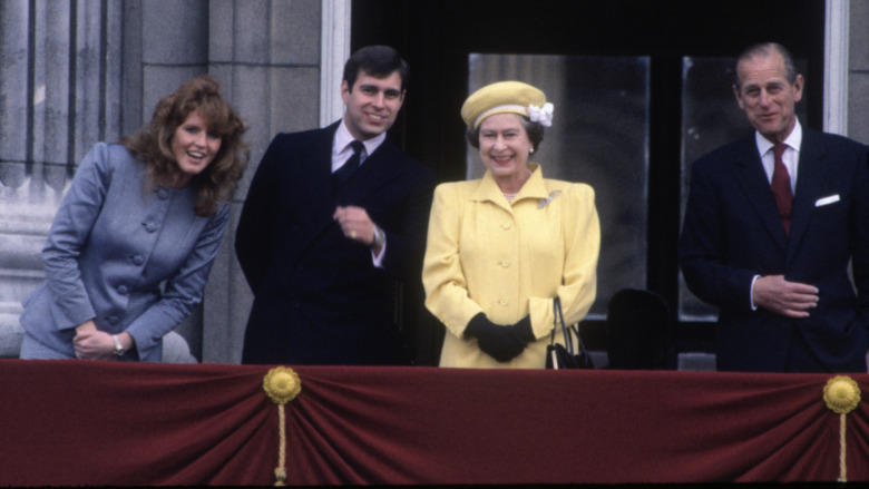 Sarah Ferguson, le prince Andrew, la reine Elizabeth II et le prince Philip souriant à la foule