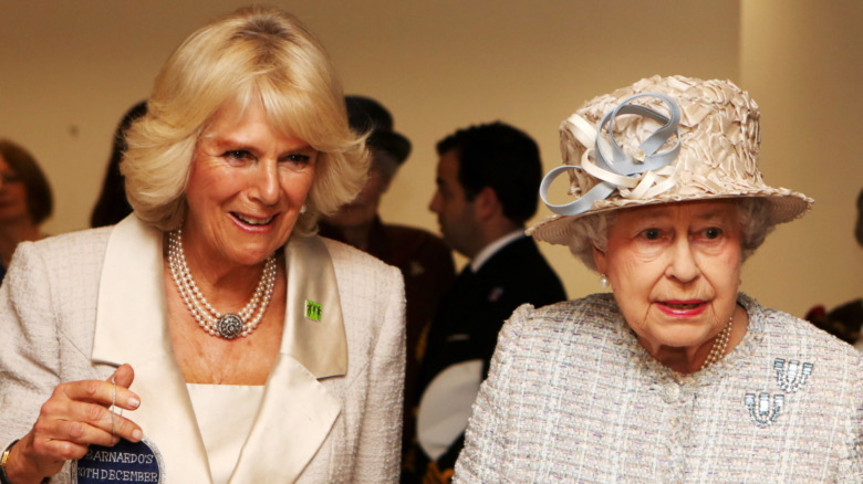 Camilla Parker Bowles et la reine Elizabeth lors d'un événement ensemble