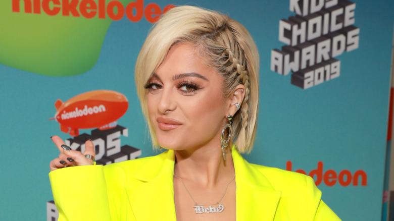 Bebe Rexha vomit un signe de paix