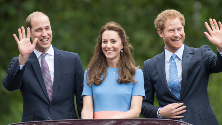 Le prince William, Kate Middleton et le prince Harry agitent la main