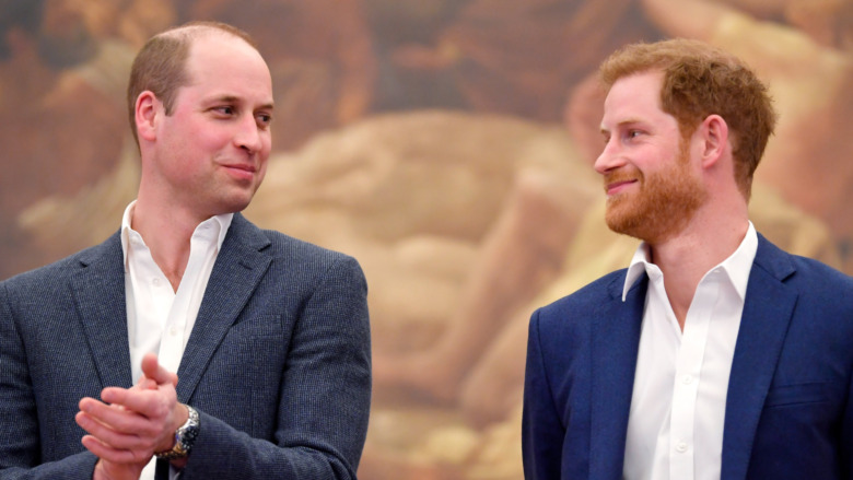 Le prince William et le prince Harry se regardent