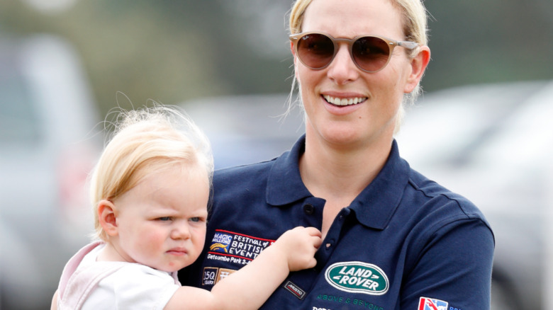 Zara Tindall porte sa fille lors d'un événement de polo