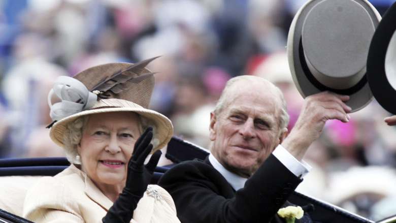 La reine Elizabeth et le prince Philip dans une voiture