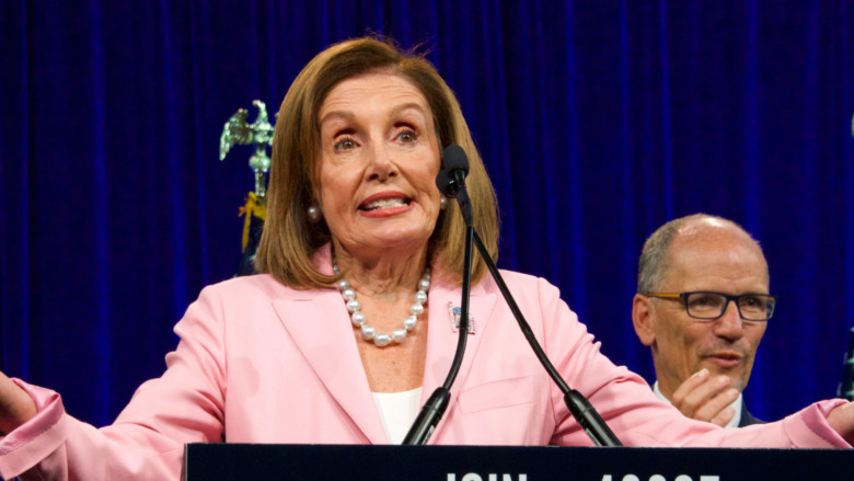 Nancy Pelosi haussant les épaules