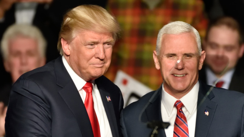 Mike Pence serre la main de Donald Trump