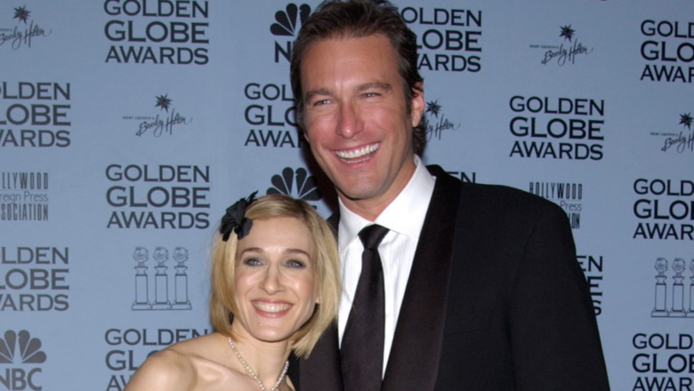 Sarah Jessica Parker et John Corbett s'embrassent sur le tapis rouge