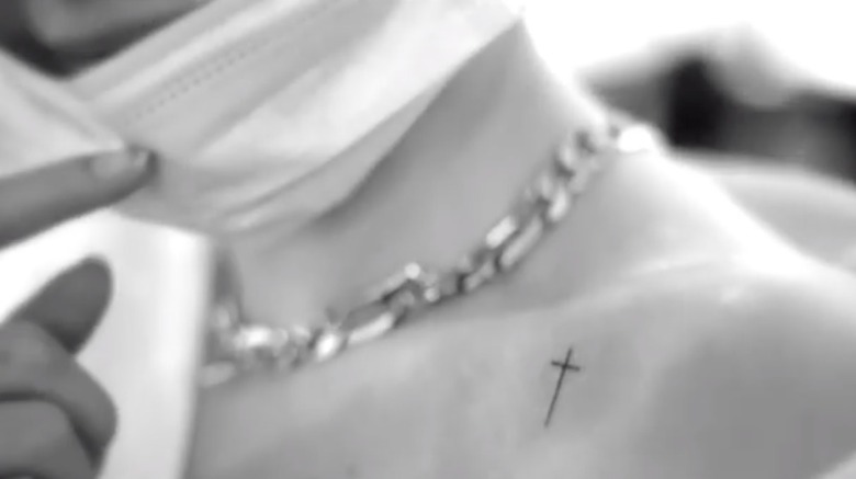 Le nouveau tatouage croisé de Selena Gomez