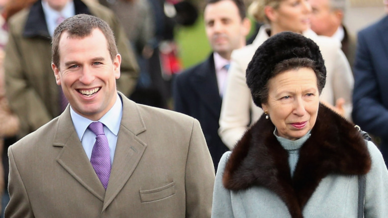 Peter Phillips et la princesse Anne souriant 