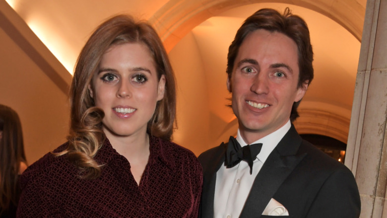 La princesse Beatrice et Edoardo Mapelli Mozzi se sourient côte à côte