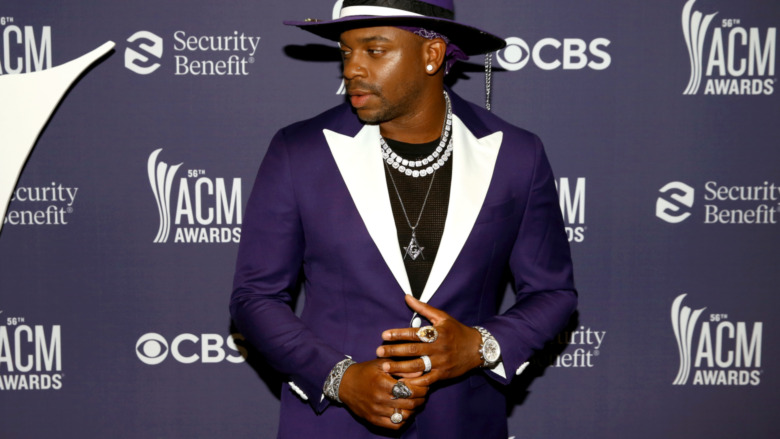 Bijoux tapis rouge Jimmie Allen ACM