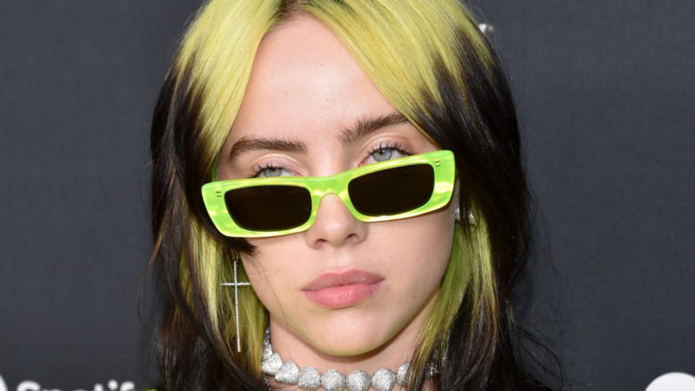 Billie Eilish posant