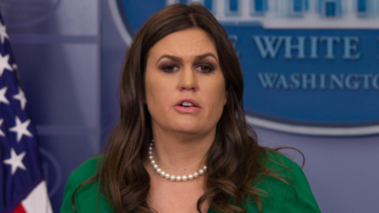 Sarah Huckabee Sanders s'exprimant lors d'un point de presse